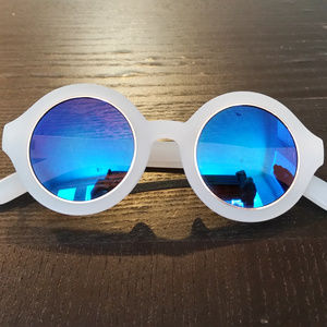 Blue mirrored round sunglasses